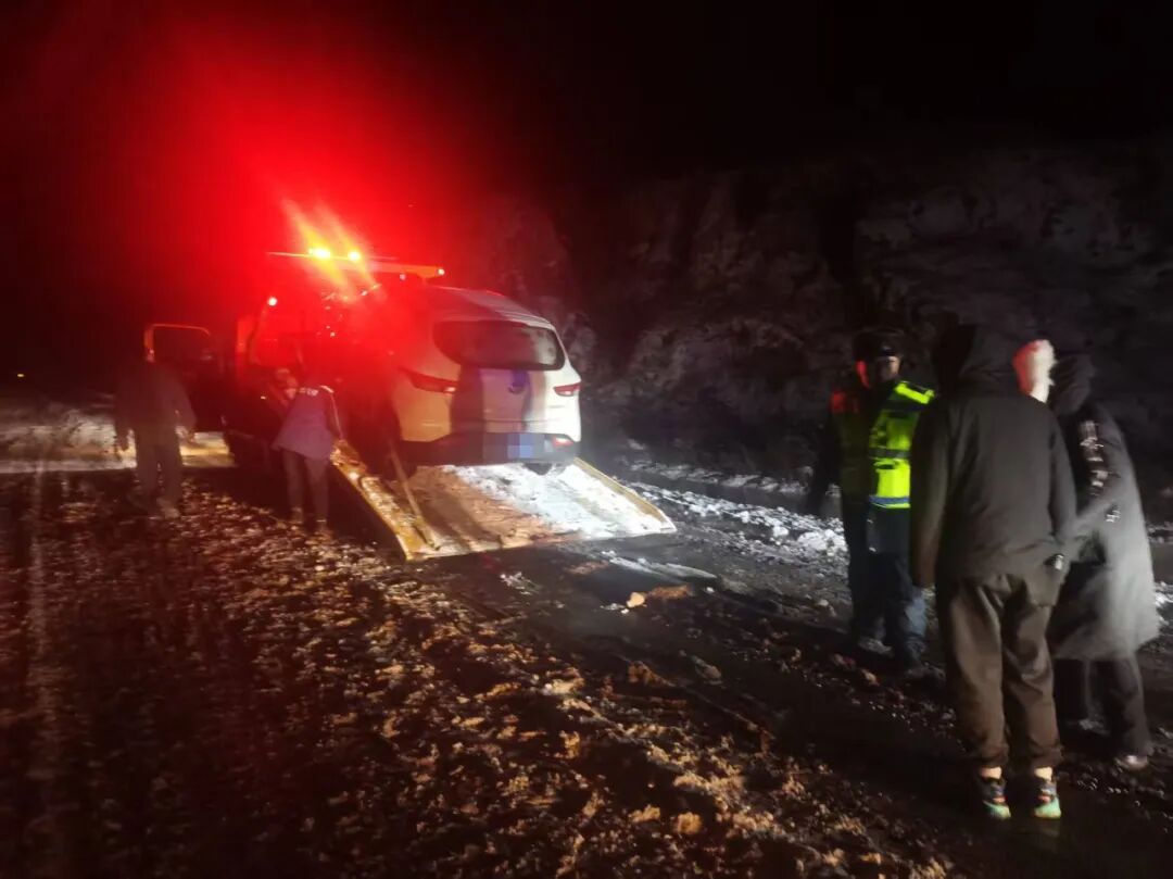 事发呼和浩特!零下20℃!4人国道旁被冻得缩成一团!没想到…瞬间暖了 事发呼和浩特!零下20℃!4人国道旁被冻得缩成一团!没想到…瞬间暖了