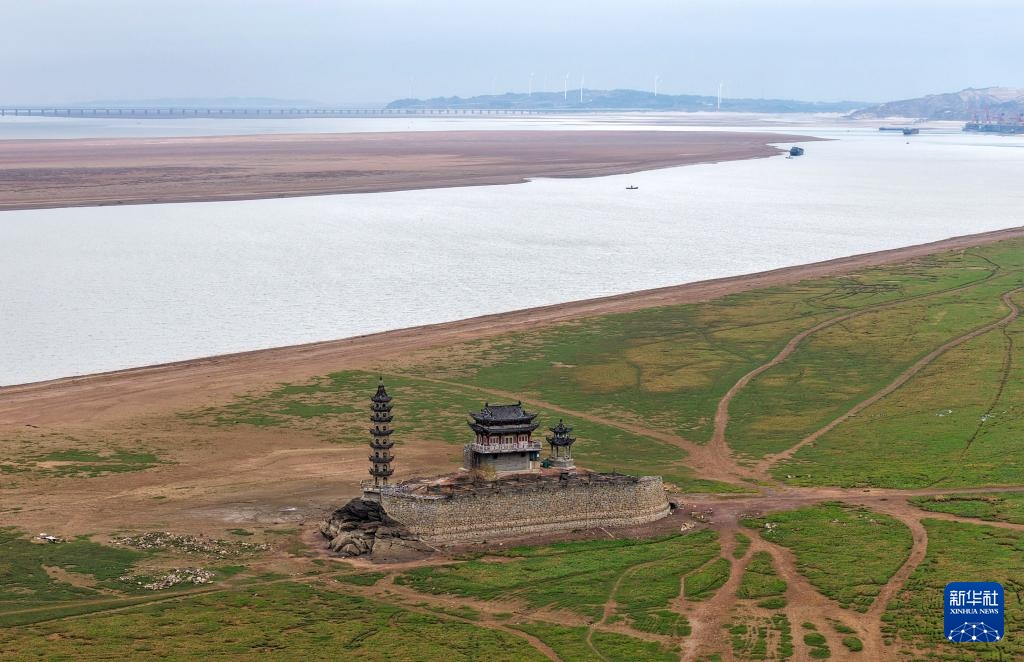 鄱阳湖跌破极枯水位 通江水体面积减九成 鄱阳湖跌破极枯水位 通江水体面积减九成