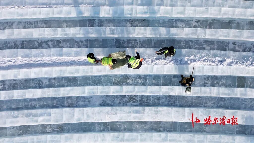 24条滑道!最长521米!超级冰滑梯冰建竣工 24条滑道!最长521米!超级冰滑梯冰建竣工