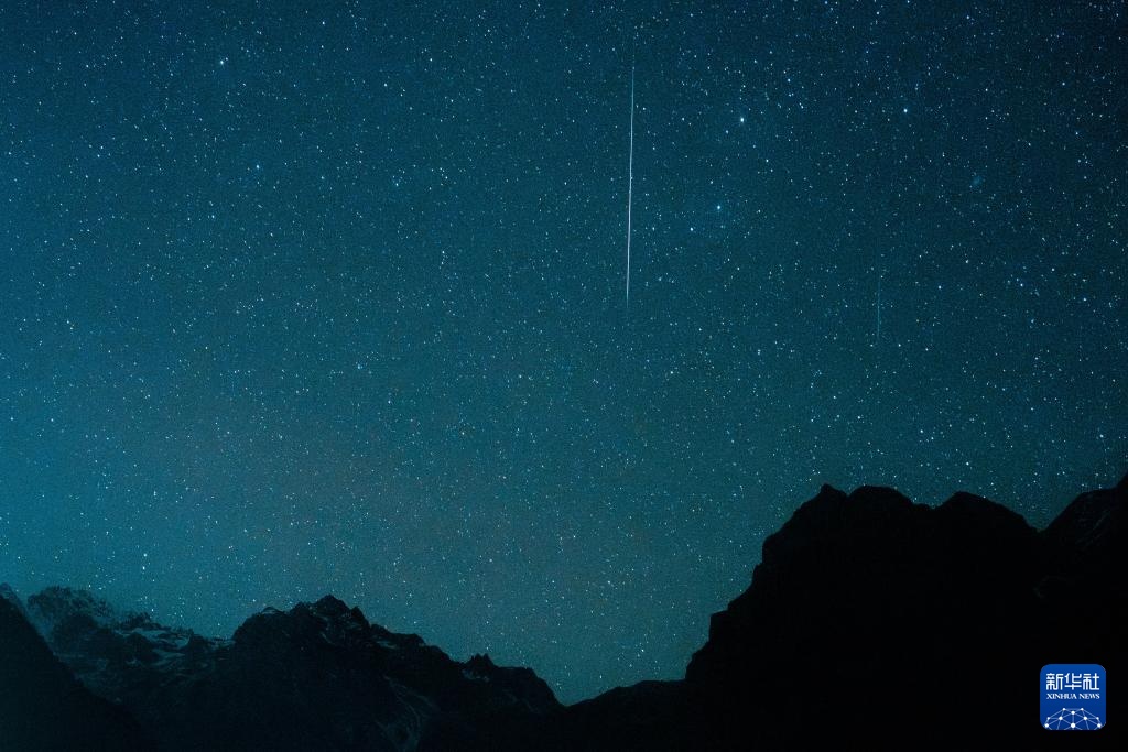 双子座流星雨闪耀夜空
