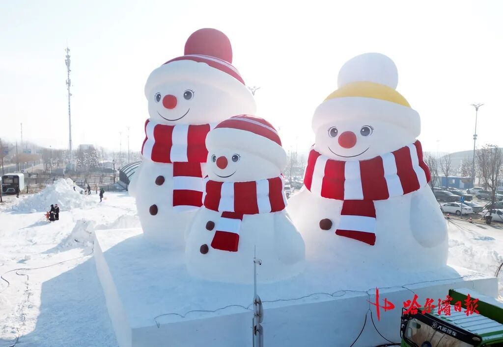 雪雕“童话雪人一家”亮相 雪雕“童话雪人一家”亮相