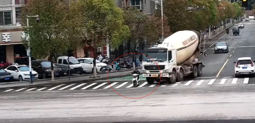 危险！电动车骑行驶入大车盲区，瞬间被“吞”！重要提示→