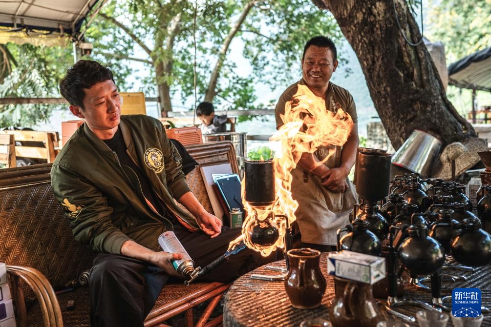 镜头连中外丨始于田间归于烟火 在街头巷尾找寻咖香 镜头连中外丨始于田间归于烟火 在街头巷尾找寻咖香