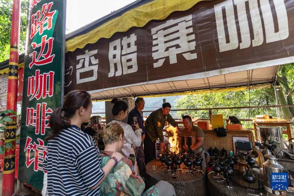 镜头连中外丨始于田间归于烟火 在街头巷尾找寻咖香 镜头连中外丨始于田间归于烟火 在街头巷尾找寻咖香