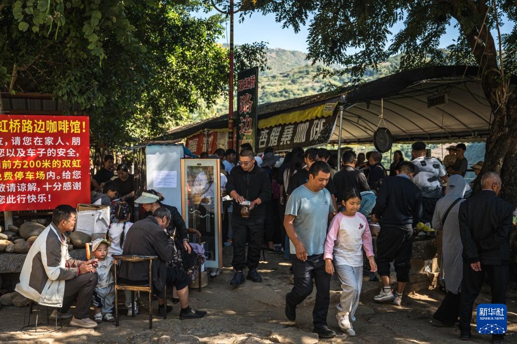 镜头连中外丨始于田间归于烟火 在街头巷尾找寻咖香 镜头连中外丨始于田间归于烟火 在街头巷尾找寻咖香