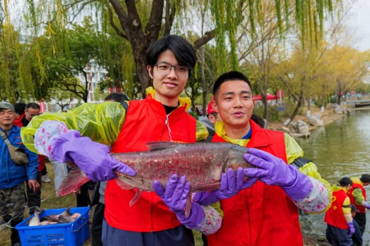 江苏这所高校，又请学生吃鱼了