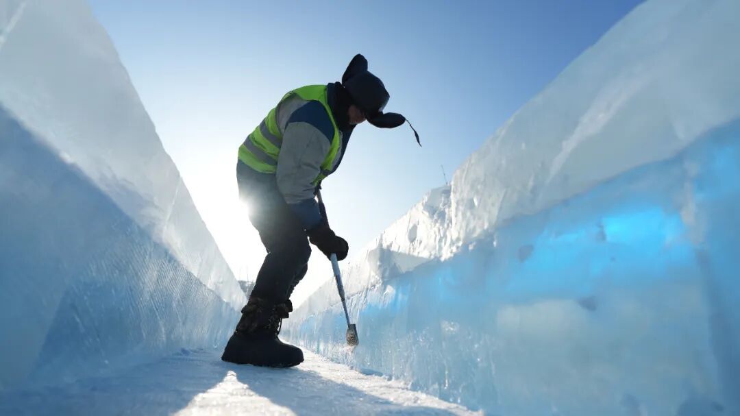 全面开始滑道试滑！冰雪大世界超级冰滑梯冰建竣工