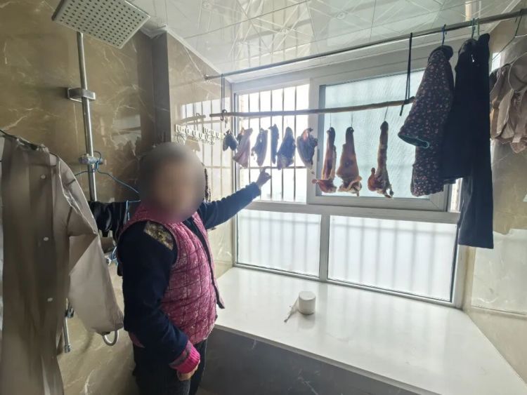 几十斤腊肉一夜消失,民警循迹抓获“嘴馋”邻居 几十斤腊肉一夜消失,民警循迹抓获“嘴馋”邻居