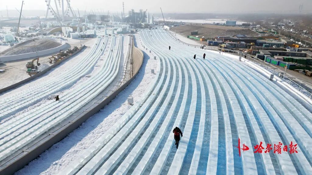 24条滑道!最长521米!超级冰滑梯冰建竣工 24条滑道!最长521米!超级冰滑梯冰建竣工