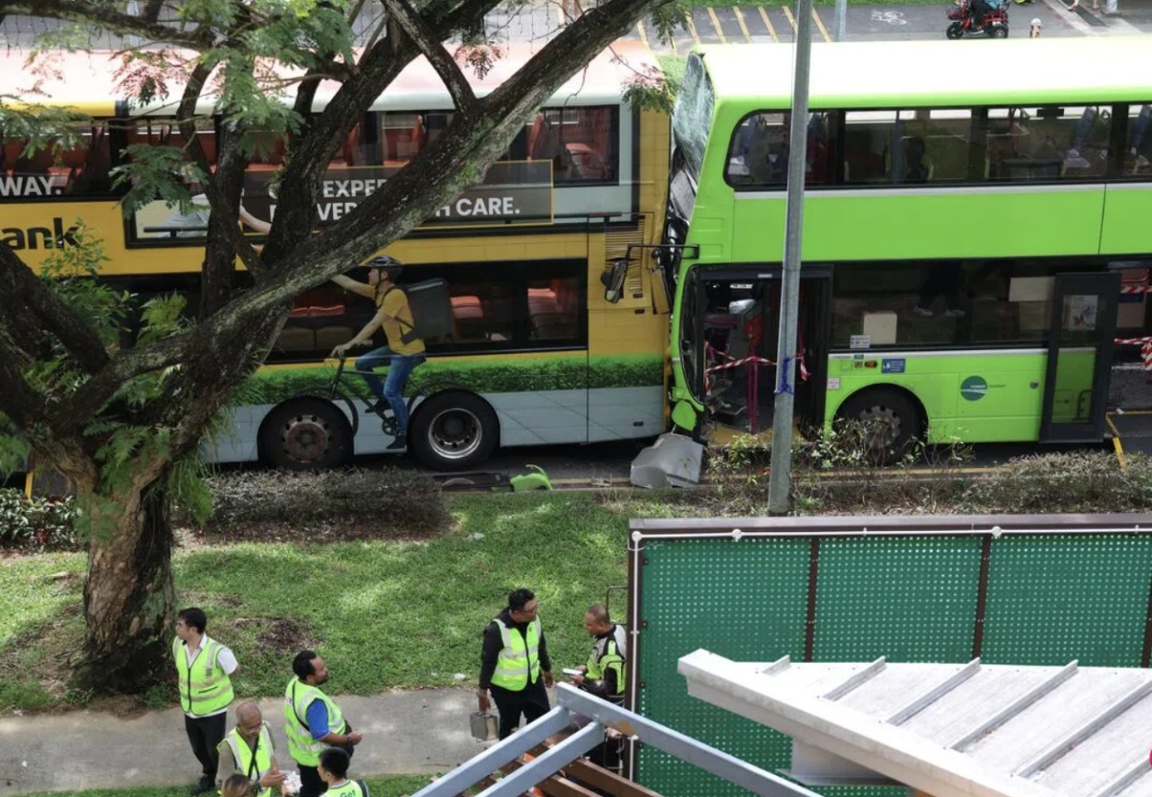 外媒:新加坡两辆双层巴士相撞致多人受伤,44人被送医治疗 外媒:新加坡两辆双层巴士相撞致多人受伤,44人被送医治疗