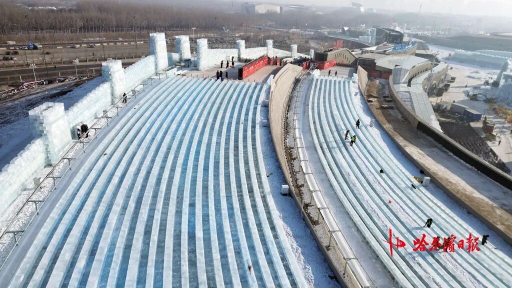 24条滑道!最长521米!超级冰滑梯冰建竣工 24条滑道!最长521米!超级冰滑梯冰建竣工