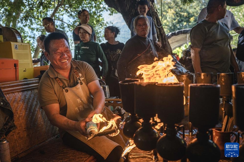 镜头连中外丨始于田间归于烟火 在街头巷尾找寻咖香 镜头连中外丨始于田间归于烟火 在街头巷尾找寻咖香