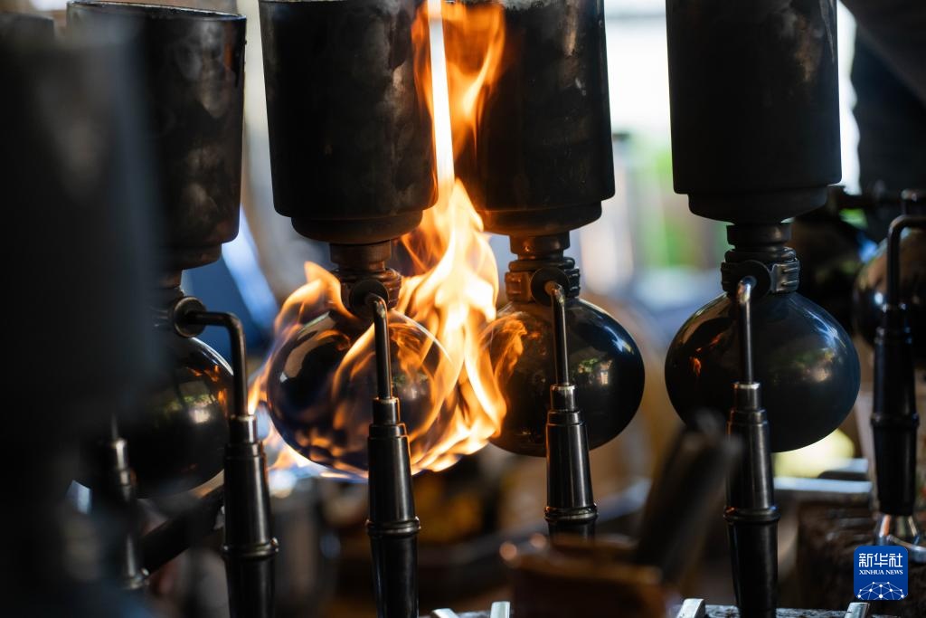 镜头连中外丨始于田间归于烟火 在街头巷尾找寻咖香 镜头连中外丨始于田间归于烟火 在街头巷尾找寻咖香