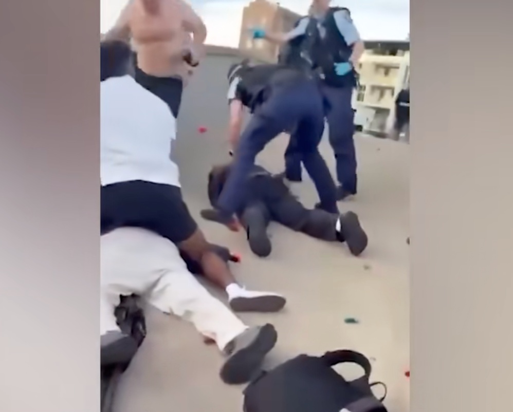 已致12死！事发时数百上千人正欢庆，悉尼邦迪滩突发枪击后又受炸弹威胁