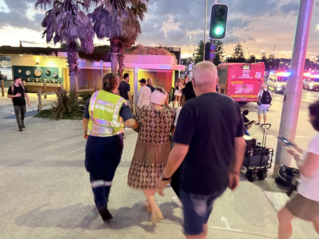 悉尼海滩枪击事件致10人死亡,其中1人为枪手!以色列总统谴责,中国驻悉尼总领馆提醒 悉尼海滩枪击事件致10人死亡,其中1人为枪手!以色列总统谴责,中国驻悉尼总领馆提醒