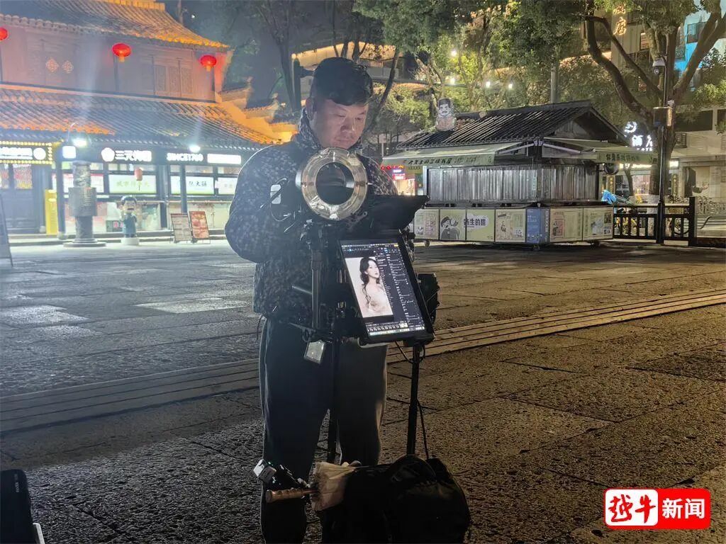 绍兴鲁迅故里门口，夜幕下这群人……游客点赞！