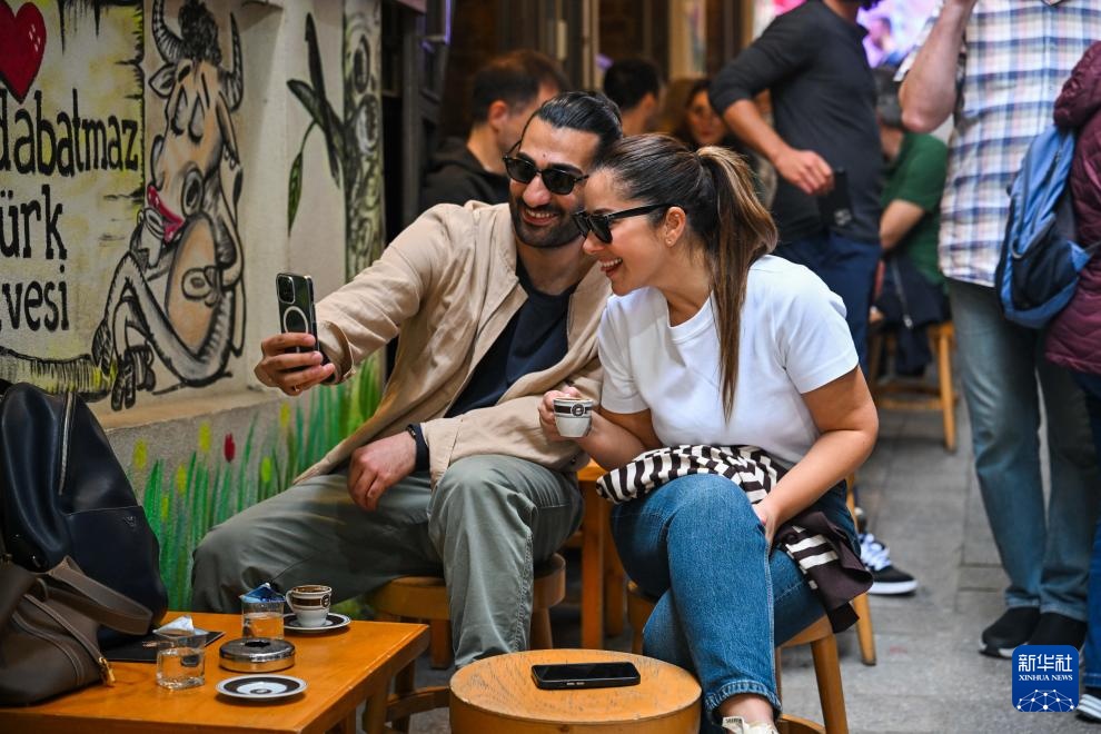 镜头连中外丨始于田间归于烟火 在街头巷尾找寻咖香 镜头连中外丨始于田间归于烟火 在街头巷尾找寻咖香