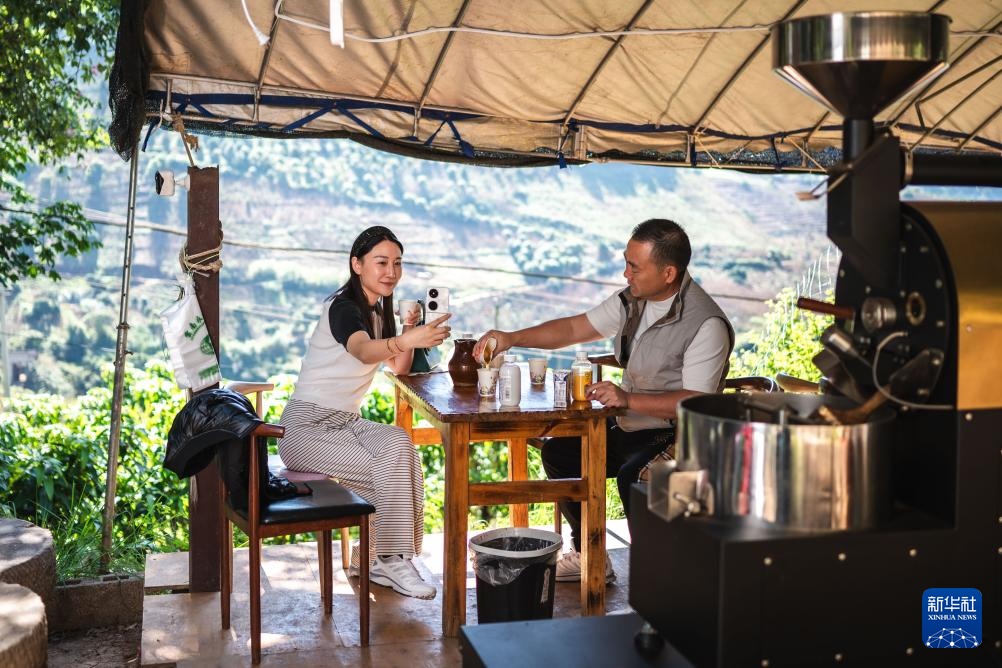 镜头连中外丨始于田间归于烟火 在街头巷尾找寻咖香 镜头连中外丨始于田间归于烟火 在街头巷尾找寻咖香