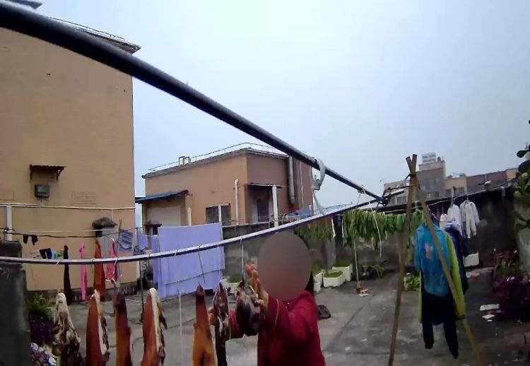 几十斤腊肉一夜消失,民警循迹抓获“嘴馋”邻居 几十斤腊肉一夜消失,民警循迹抓获“嘴馋”邻居