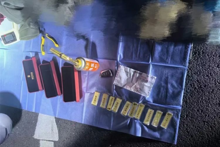 高速服务区内紧急拦截，查获黄金1000克！