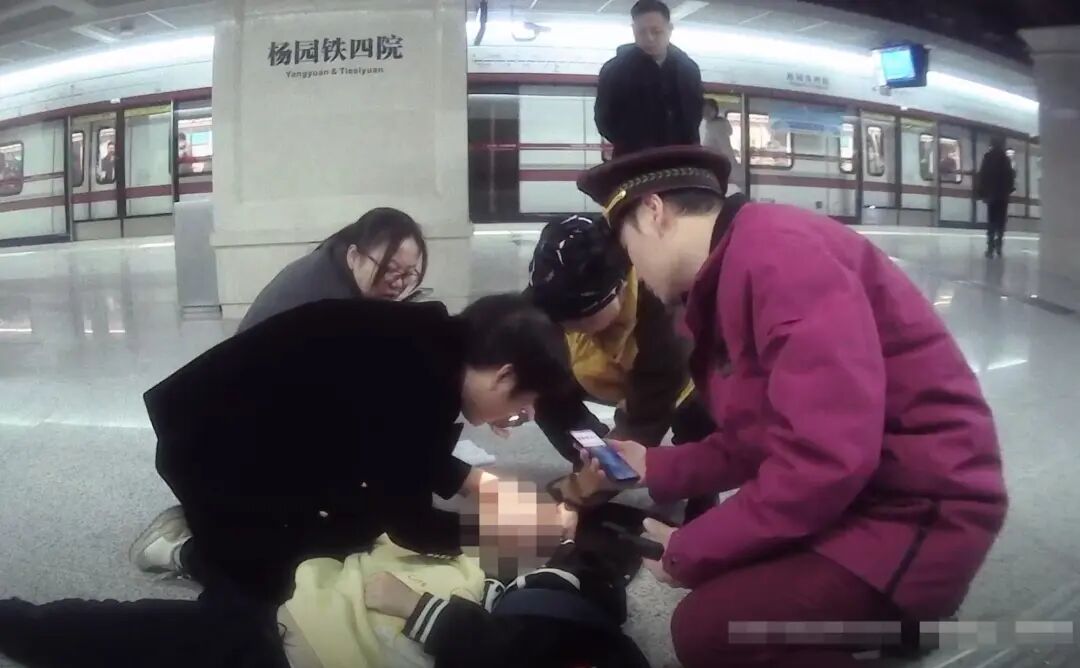 事发武汉地铁,一女子突然倒地,他们火速出手 事发武汉地铁,一女子突然倒地,他们火速出手