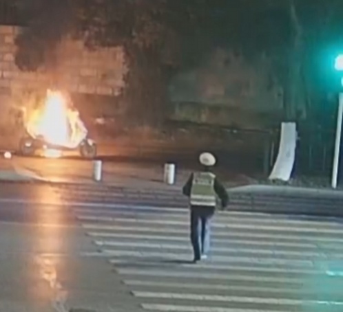 车辆街头自燃,他们不顾危险冲了上去...... 车辆街头自燃,他们不顾危险冲了上去......