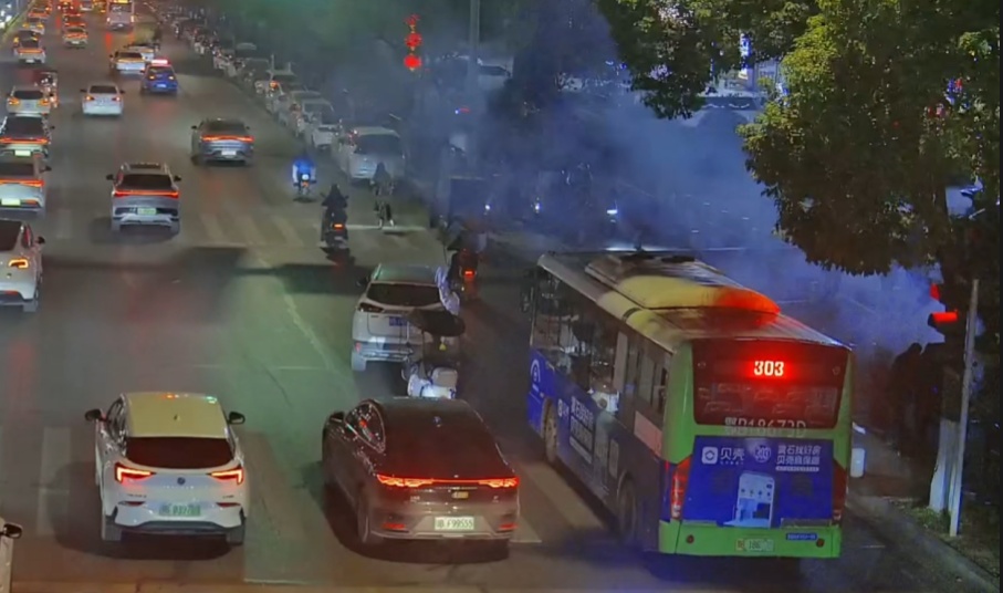 车辆街头自燃,他们不顾危险冲了上去...... 车辆街头自燃,他们不顾危险冲了上去......