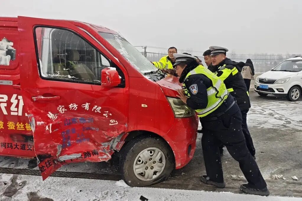 外交部点赞!山东交警街头为过往车辆擦雪,暖了一座城 外交部点赞!山东交警街头为过往车辆擦雪,暖了一座城