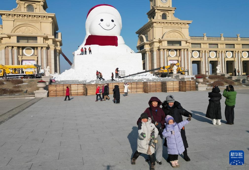 “尔滨”网红大雪人“露脸”啦 “尔滨”网红大雪人“露脸”啦