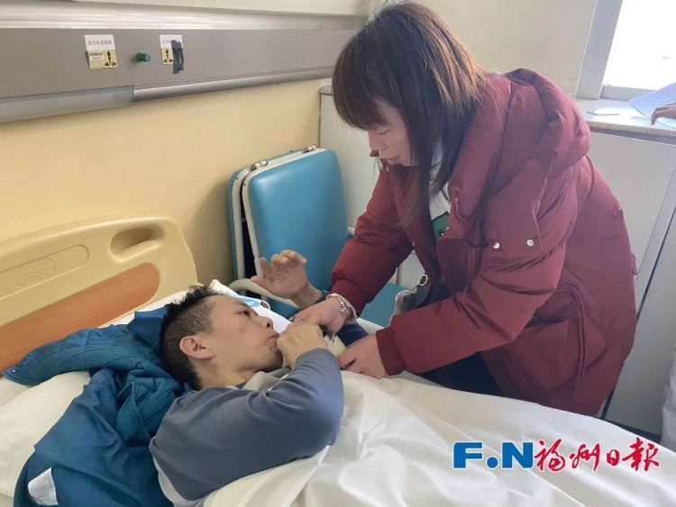 “煎饼叔叔”回福州就医了！妻子哽咽鞠躬：万分感谢大家帮助