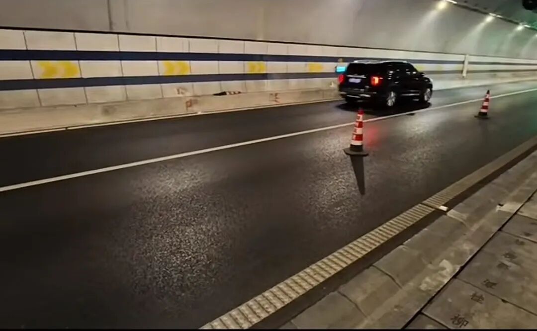 湖南小伙在广西高速遇前方车祸，独自一人在车流中立起300米雪花桶