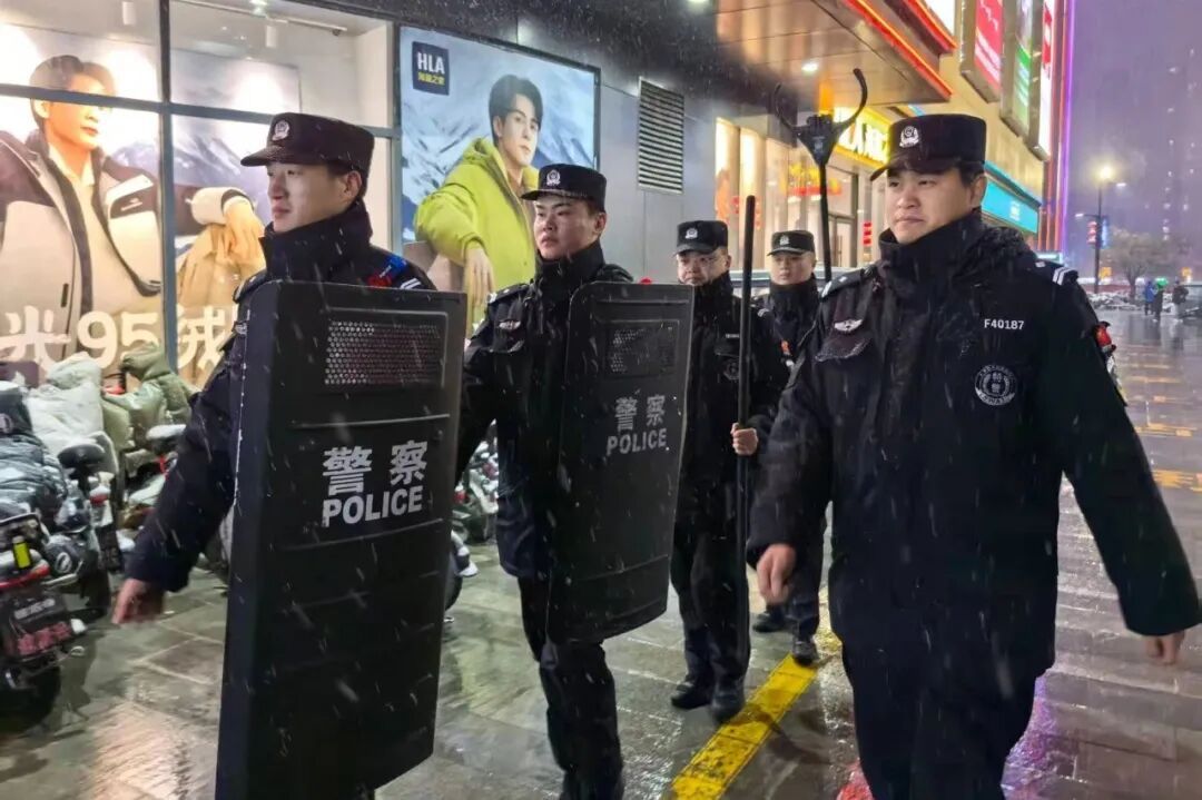 外交部点赞!山东交警街头为过往车辆擦雪,暖了一座城 外交部点赞!山东交警街头为过往车辆擦雪,暖了一座城