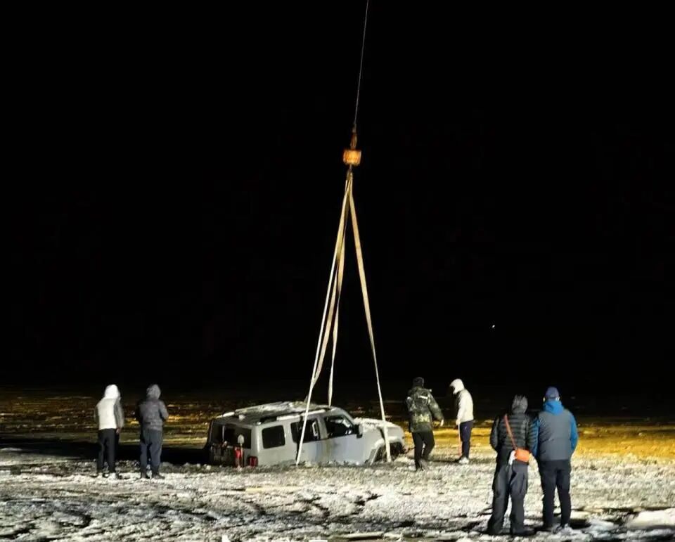 越野车水库冰面练漂移,冰层破裂车轮被冻6小时,吊车深夜将车吊出 越野车水库冰面练漂移,冰层破裂车轮被冻6小时,吊车深夜将车吊出