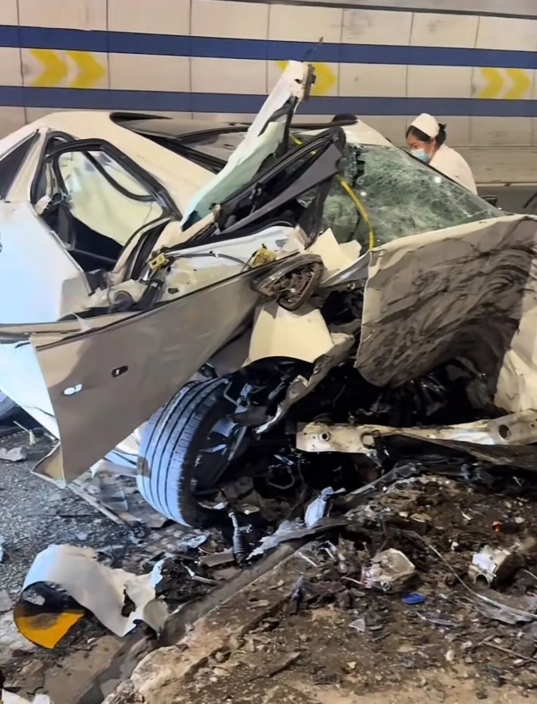 湖南小伙在广西高速遇前方车祸，独自一人在车流中立起300米雪花桶