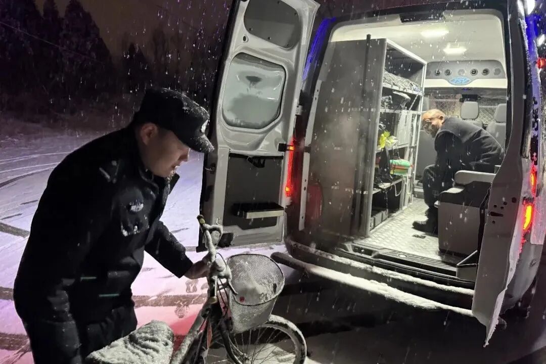 外交部点赞!山东交警街头为过往车辆擦雪,暖了一座城 外交部点赞!山东交警街头为过往车辆擦雪,暖了一座城