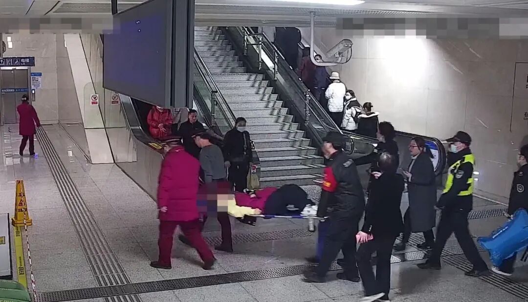 事发武汉地铁,一女子突然倒地,他们火速出手 事发武汉地铁,一女子突然倒地,他们火速出手