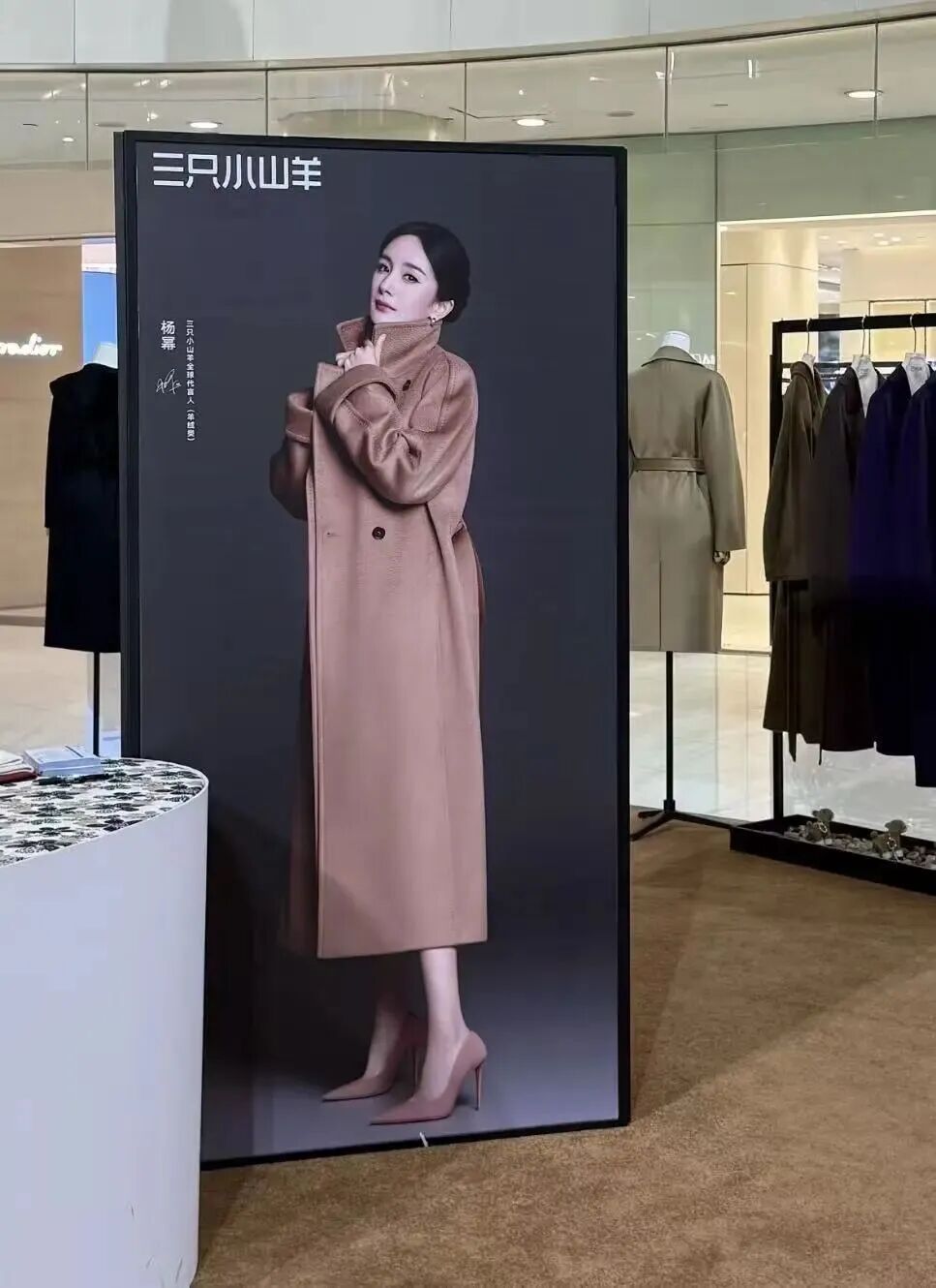 事发上海著名商场,市民不敢去!抬头一片大衣“飘”在空中,最新消息:连夜全撤 事发上海著名商场,市民不敢去!抬头一片大衣“飘”在空中,最新消息:连夜全撤