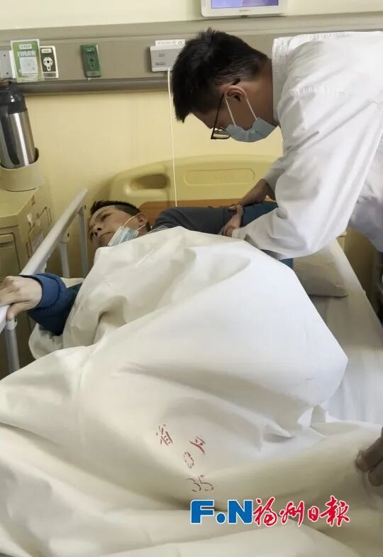 “煎饼叔叔”回福州就医了！妻子哽咽鞠躬：万分感谢大家帮助