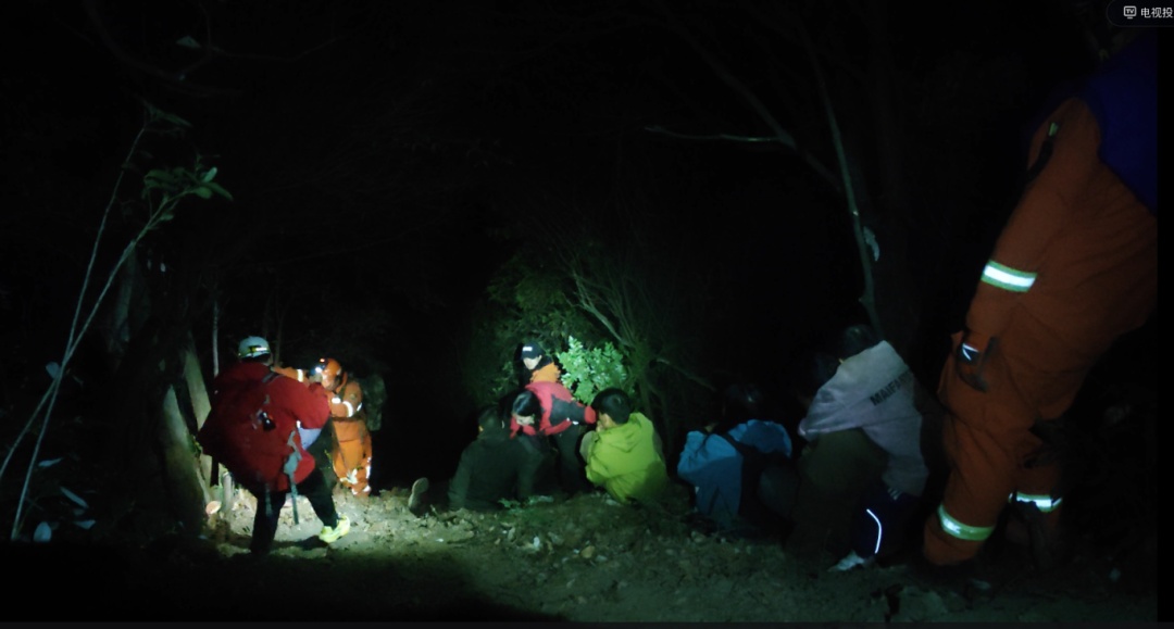 冷得蜷缩一团!5个成年人带6个孩子,咋都走不出深山 冷得蜷缩一团!5个成年人带6个孩子,咋都走不出深山