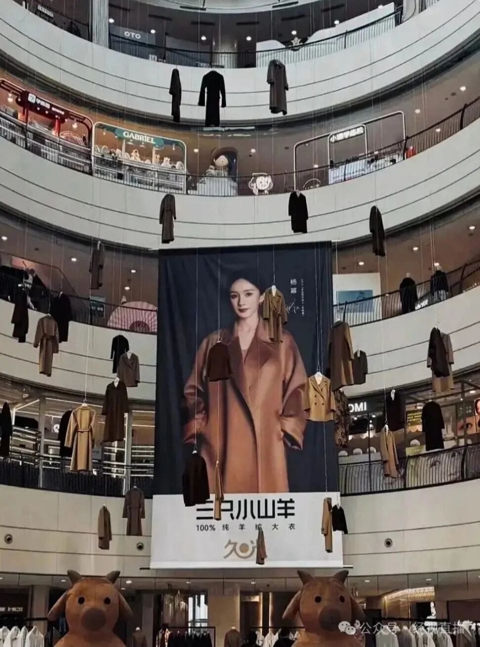 上海一商场数十件大衣悬空,被指诡异吓人,售价1万元左右,商场回应:已撤下 上海一商场数十件大衣悬空,被指诡异吓人,售价1万元左右,商场回应:已撤下