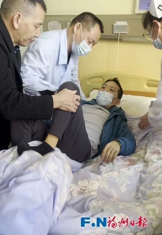 “煎饼叔叔”回福州就医了！妻子哽咽鞠躬：万分感谢大家帮助