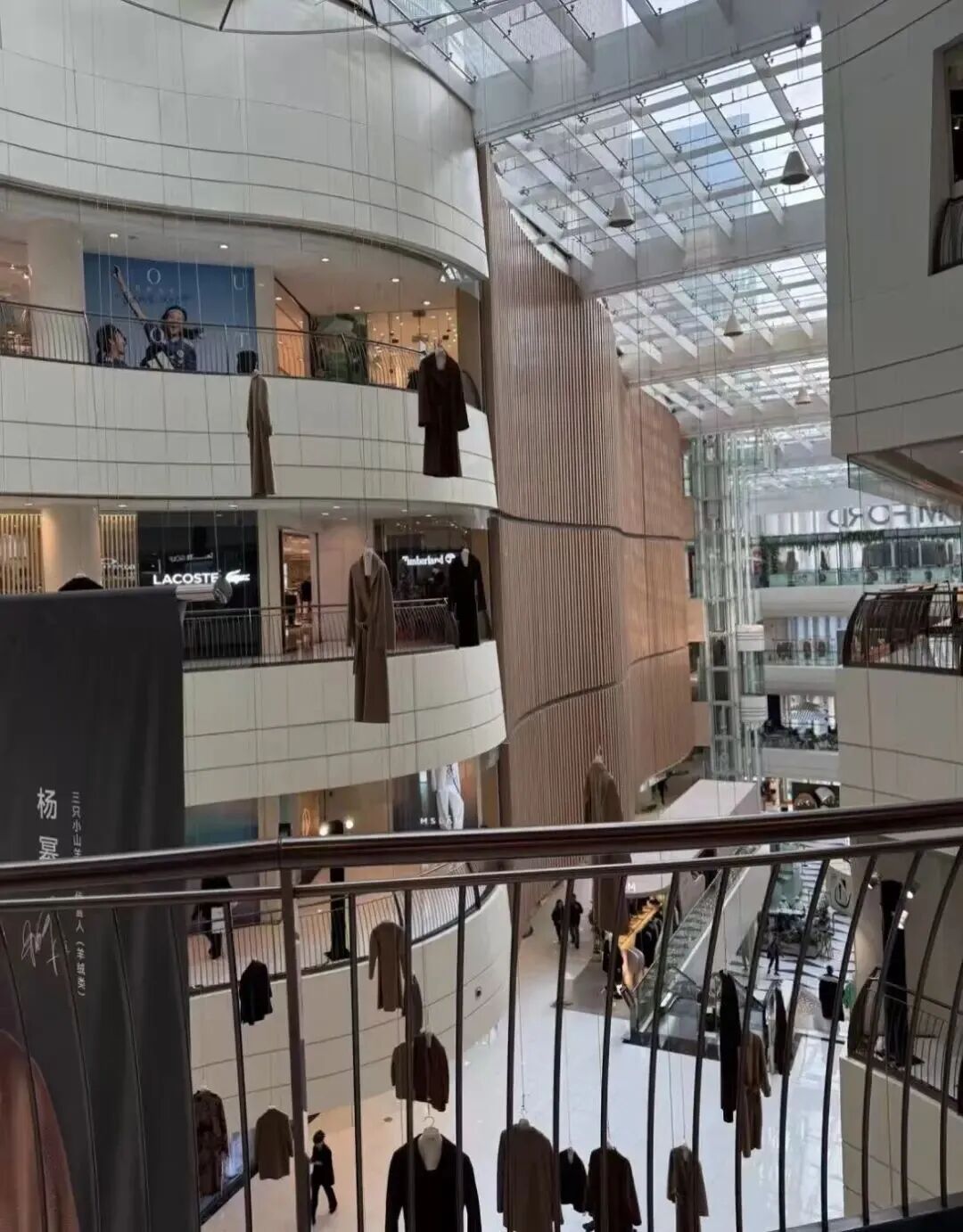 事发上海著名商场,市民不敢去!抬头一片大衣“飘”在空中,最新消息:连夜全撤 事发上海著名商场,市民不敢去!抬头一片大衣“飘”在空中,最新消息:连夜全撤