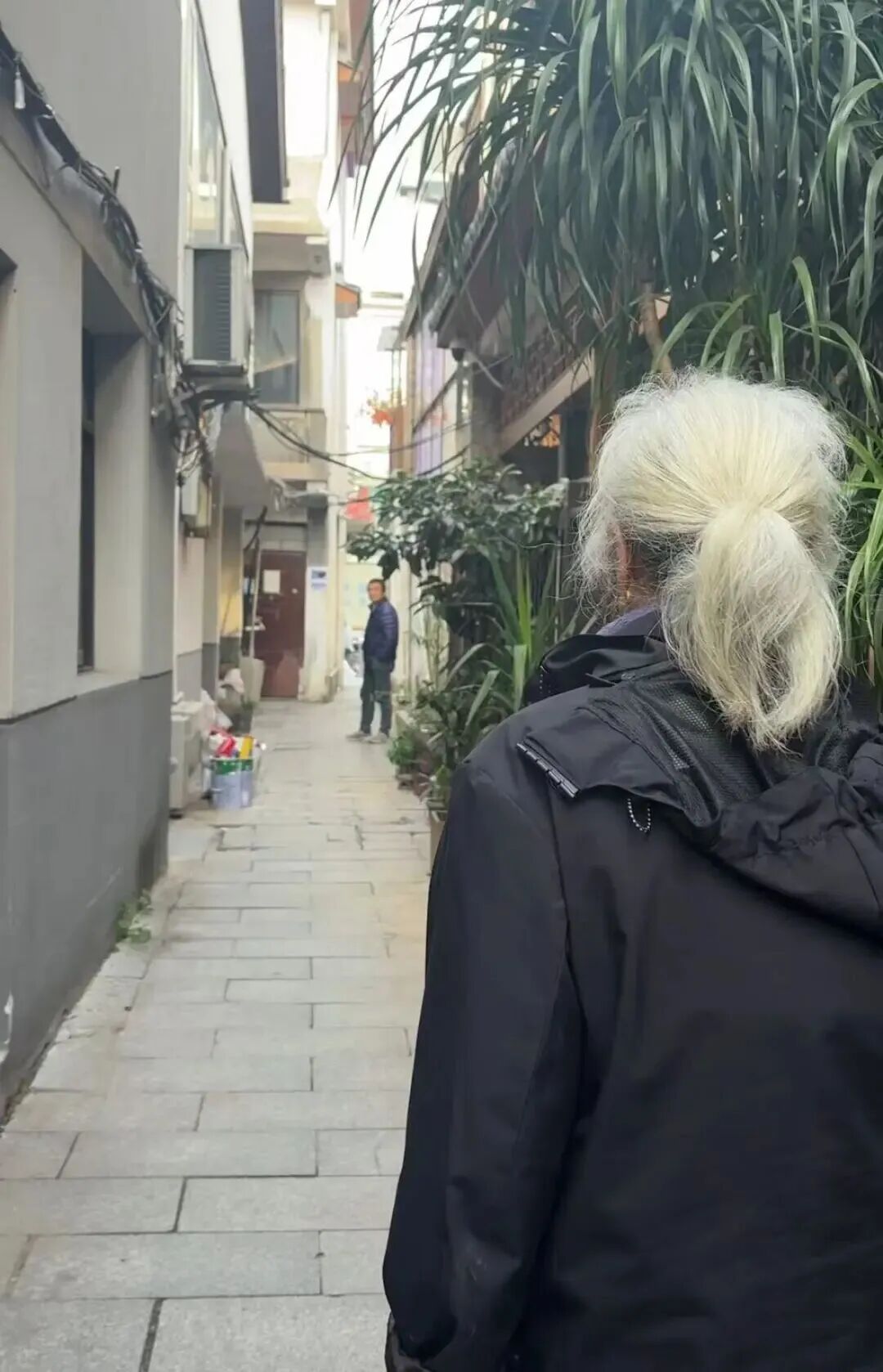 盲人老太求带路被质疑是“人贩子”，拍摄者发文道歉