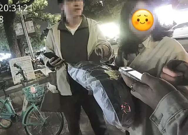 网购快递在家门口被偷!女子机智一招让嫌疑人自动现身,还拿回了东西 网购快递在家门口被偷!女子机智一招让嫌疑人自动现身,还拿回了东西