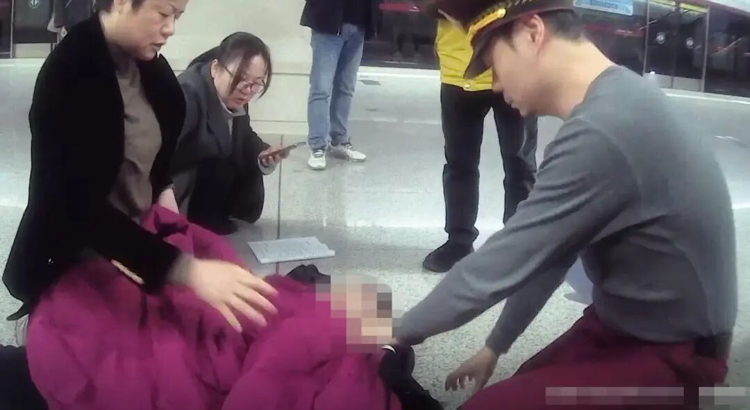 事发武汉地铁,一女子突然倒地,他们火速出手 事发武汉地铁,一女子突然倒地,他们火速出手