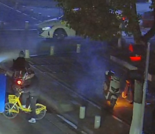 车辆街头自燃,他们不顾危险冲了上去...... 车辆街头自燃,他们不顾危险冲了上去......