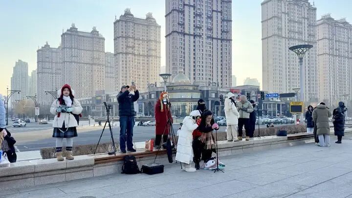 音乐长廊大雪人炫出“尔滨速度”!全国网友“闪现”冰城“双向奔赴” 音乐长廊大雪人炫出“尔滨速度”!全国网友“闪现”冰城“双向奔赴”