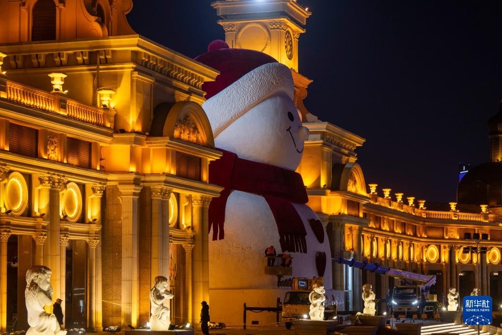 “冰城”大雪人亮相 “冰城”大雪人亮相