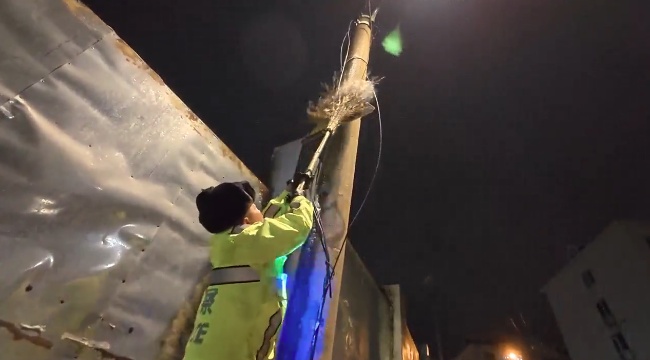 外交部点赞!山东交警街头为过往车辆擦雪,暖了一座城 外交部点赞!山东交警街头为过往车辆擦雪,暖了一座城