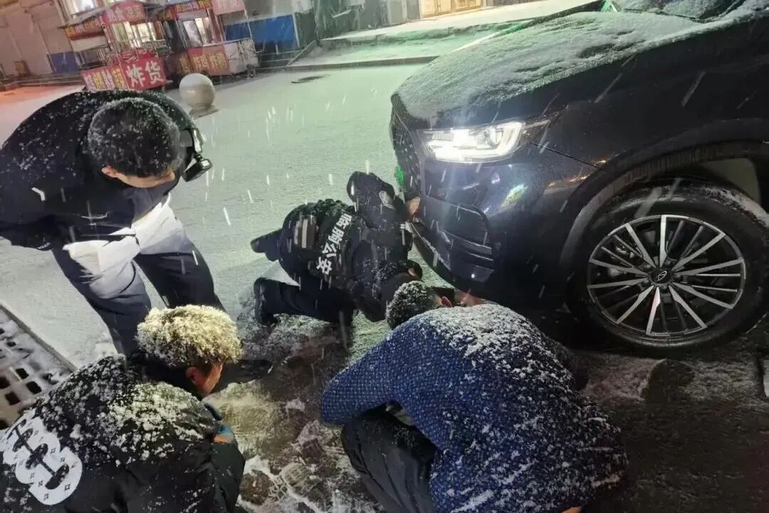 外交部点赞!山东交警街头为过往车辆擦雪,暖了一座城 外交部点赞!山东交警街头为过往车辆擦雪,暖了一座城